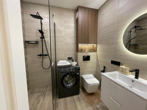 a bathroom with a washing machine and a sink at Апартаменти Оливкова симфонія in Zhytomyr