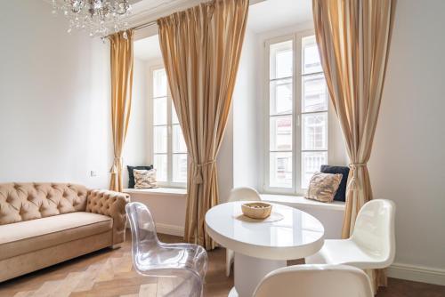 Old Town Luxury apartment self check inn