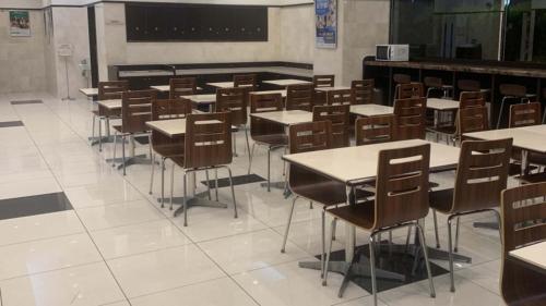 a classroom with rows of tables and chairs at Toyoko Inn Nishi-kawaguchi-eki in Warabi