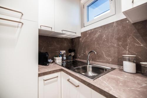 a kitchen with a sink and a window at CHALET GIOVANNI apricacasevacanze in Aprica