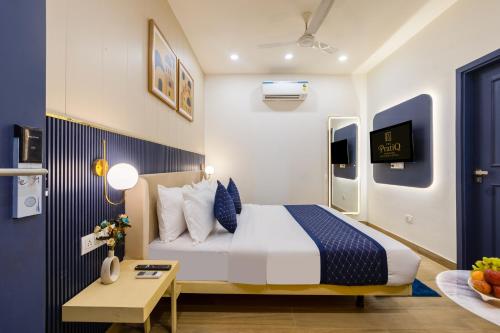 a hotel room with a bed and a table at The PratiQ Neo - Meera Bagh in New Delhi