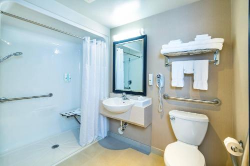 Et badeværelse på Quality Inn & Suites