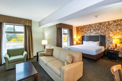 En eller flere senge i et værelse på Quality Inn & Suites