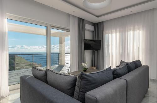 Villa Orizzonte - First Floor Apartment with shared pool & amazing view