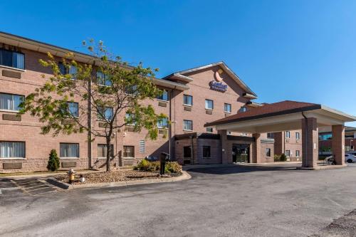 a hotel with a parking lot in front of it at Comfort Inn & Suites Lees Summit - Kansas City in Lees Summit