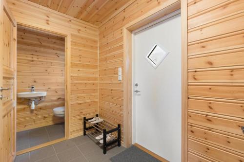 a bathroom with a toilet and a sink at Solstråle Hytte 6p in Vradal