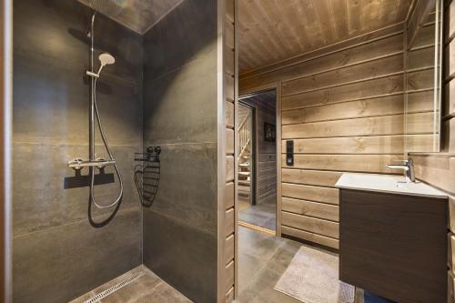 a bathroom with a shower and a sink at Lothlórien Lodge 8p Sauna in Vradal