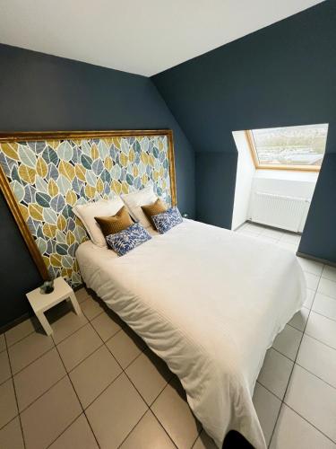 a bedroom with a large white bed with a window at Maison Panorama avec terrasse exposition sud in Mers-les-Bains