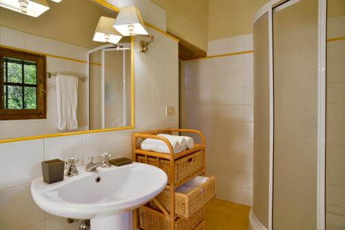 a bathroom with a sink and a mirror at Casa Dell'Ambasciatore in Vivo dʼOrcia