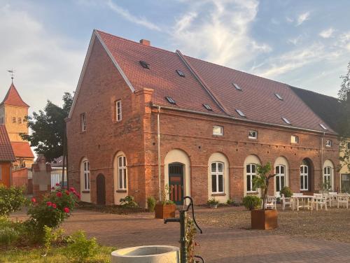 a large brick building with a large roof at Ferienwohnung Domaene Kermen in Kermen