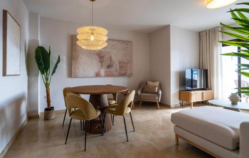 Harbour Heaven, 2 Bed, 2 Bath Apartment Steps from Duquesa Marina and Beach