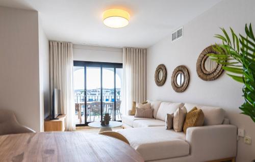 Harbour Heaven, 2 Bed, 2 Bath Apartment Steps from Duquesa Marina and Beach