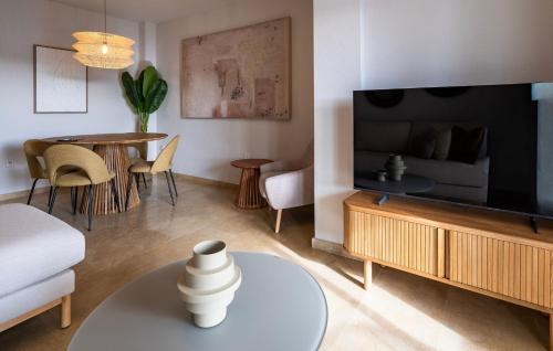 Harbour Heaven, 2 Bed, 2 Bath Apartment Steps from Duquesa Marina and Beach