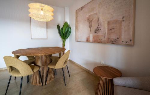 Harbour Heaven, 2 Bed, 2 Bath Apartment Steps from Duquesa Marina and Beach