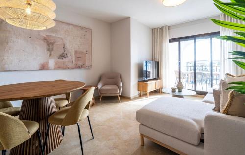 Harbour Heaven, 2 Bed, 2 Bath Apartment Steps from Duquesa Marina and Beach