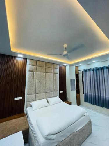 a bedroom with a large white bed in a room at Hotel Shri Goverdhan in Bahraich
