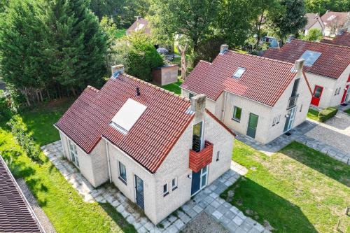 an overhead view of a house with red roofs at Sfeervol wellnesshuis met privé sauna en tuin in Ewijk