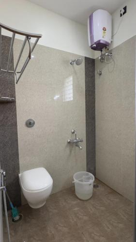 ein Badezimmer mit Toilette, Waschbecken und Dusche in der Unterkunft Kurunchi Malar Resorts in Hosur