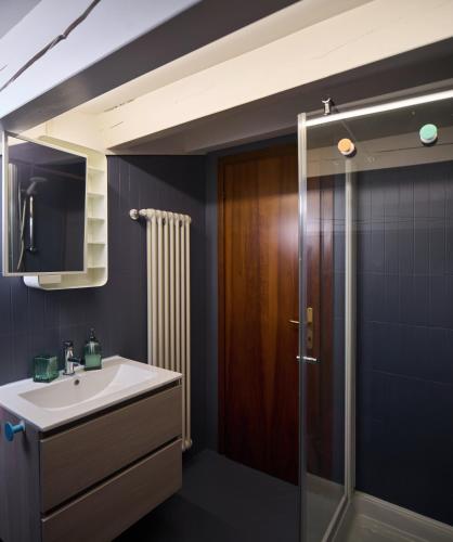 a bathroom with a sink and a shower at Le Mura Minicase int 4 in Castelfranco Veneto