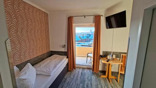 a hotel room with a bed and a small table at Hotel Prignitz in Wittenberge