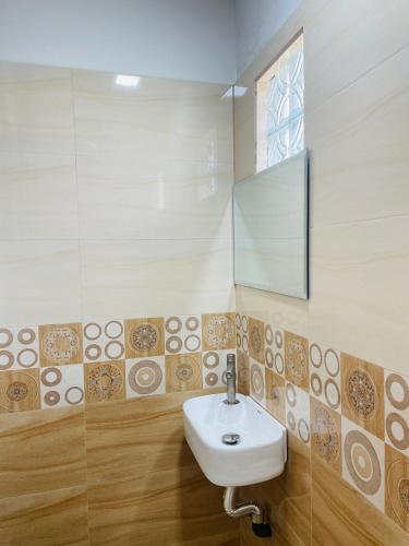 a bathroom with a sink and a mirror at Anu Home Stay in Ahangama