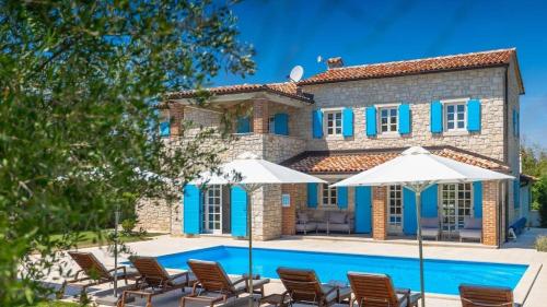 Rustic Villa Peran with outdoor pool in Tinjan