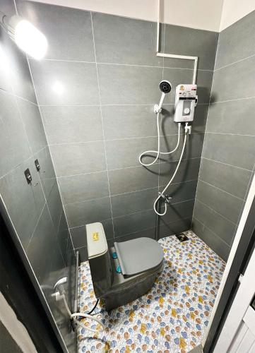 a bathroom with a toilet and a shower at Mekongdelta in Can Tho