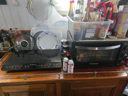 a microwave sitting on top of a kitchen counter at Peniche Saul Nomad in Aigues-Mortes