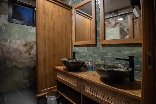 two sinks on a wooden counter in a bathroom at Kaira Kazdaglari in Edremit