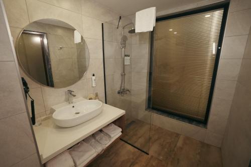 a bathroom with a sink and a mirror at Pamukkale Kaya Termal Otel in Pamukkale