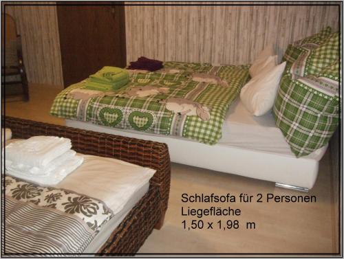 two twin beds in a room with a picture at Ferienwohnung Schäfer in Anschau