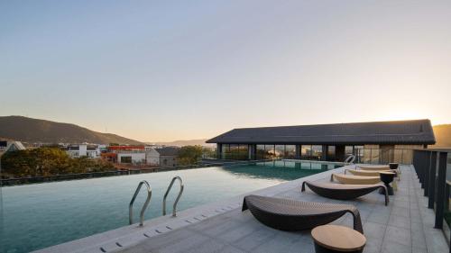 a swimming pool on the roof of a building at cloud retreat·half an ocean hotel in Zhoushan