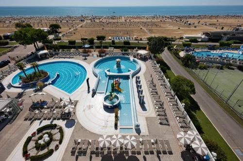 an overhead view of a swimming pool at a resort at Aparthotel Imperial in Bibione