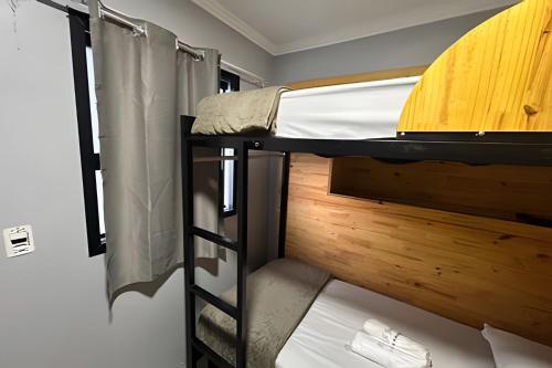 a couple of bunk beds in a small room at AJL Hospedagem Container in Curitiba