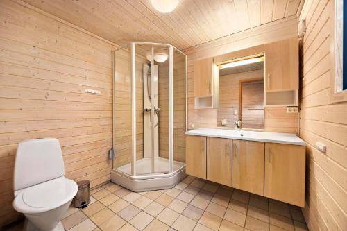 a bathroom with a toilet and a shower and a sink at Marits Hytte 6p in Vradal