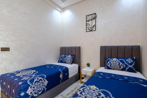 a bedroom with two beds and a basketball hoop at Riad Bollywood-Star Stay A in Benguerir