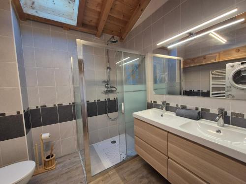 a bathroom with a shower and a sink and a toilet at Sublime appartement avec terrasse - Centre BSM in Bourg-Saint-Maurice