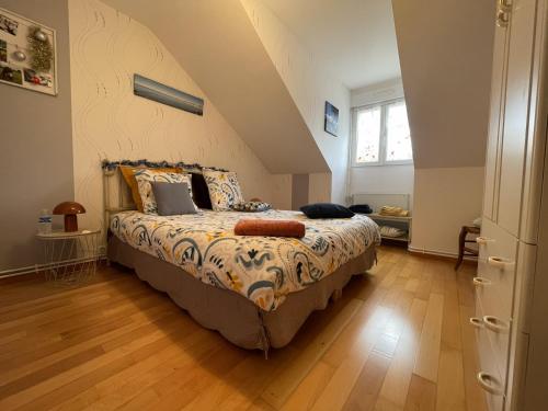 a bedroom with a bed in a attic at Macasa chambres et table d'hôte in Coolus