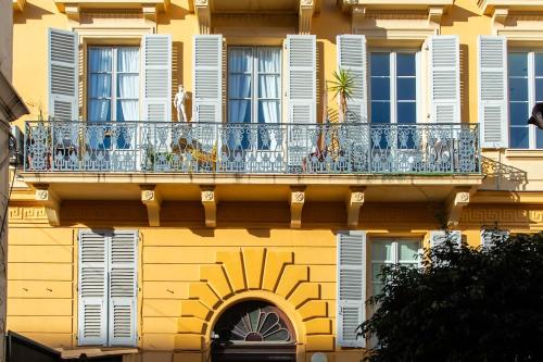 Bright 2-room apartment in the heart of the town, Air conditioning and Balcony
