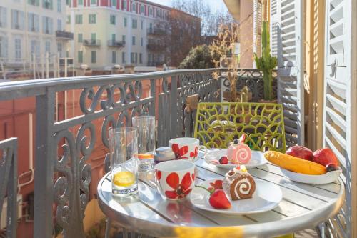 Bright 2-room apartment in the heart of the town, Air conditioning and Balcony