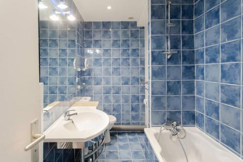 Bright 2-room apartment in the heart of the town, Air conditioning and Balcony