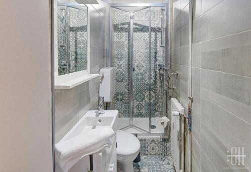 a bathroom with a toilet and a sink and a shower at Spacieux Appartement - Type Haussmannien - Wifi in Tours