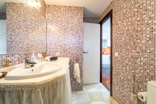 a bathroom with a sink and a shower at Atlantic View Apartment-El Rompido in El Rompido