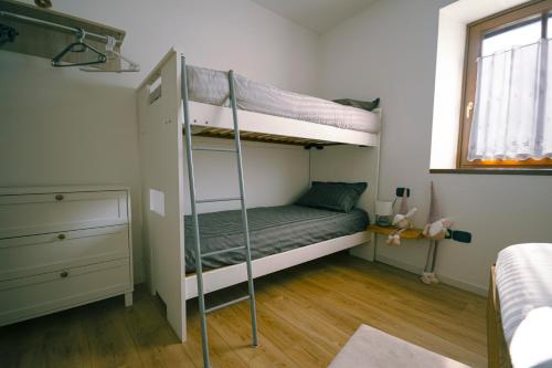 a bedroom with two bunk beds and a window at Casa Al Castagneto in Ceniga