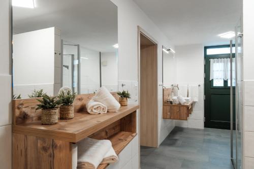 a bathroom with a wooden counter with a large mirror at Ferienwohnung Beim Paschamarte in Schwangau