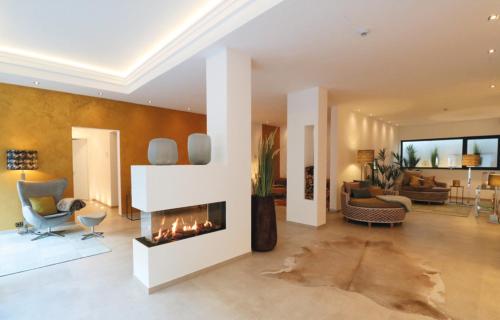 a living room with a fireplace in the middle at Ferienwohnung Salinenparc Design Budget Hotel in Erwitte