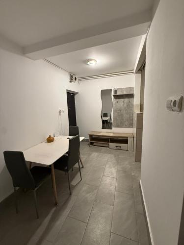 a room with a table and chairs and a bed at Turda central apartament in Turda