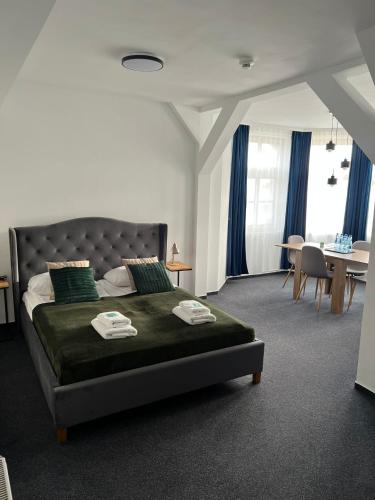 ein Schlafzimmer mit einem Bett, einem Tisch und Stühlen in der Unterkunft Great Polonia Wrocław Tumski in Breslau