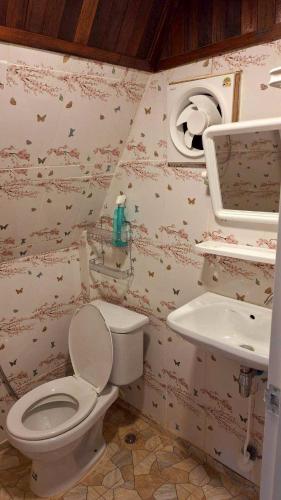 a bathroom with a toilet and a sink at Meesaeng Homestay in Thalang