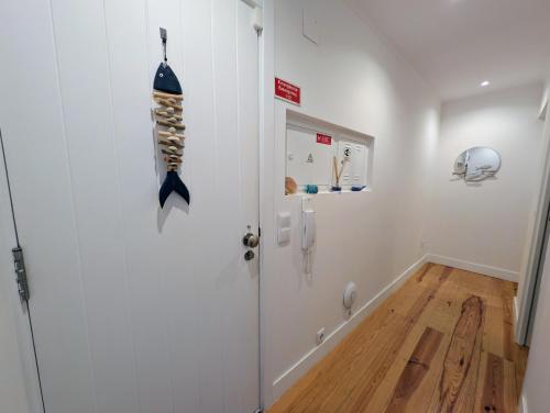 a room with a door with a shell on the wall at Apartamentos Aurea - Sesimbra in Sesimbra
